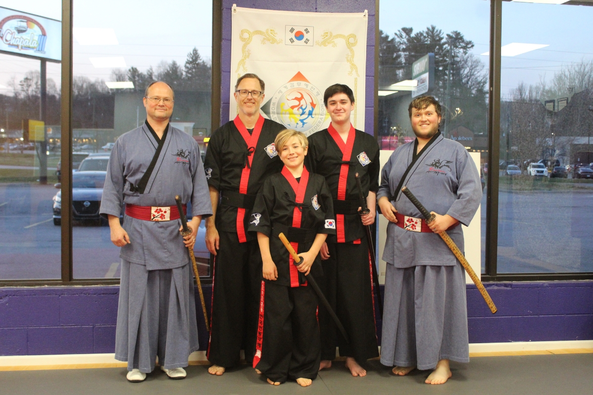 kummooyeh class picture of students and teachers